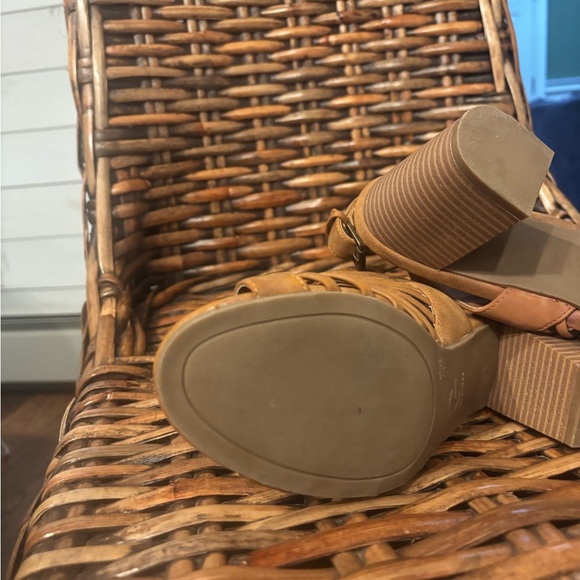 G by Guess Gladiator Sandals
Tan Woven Sandals with Block Heel
Size 7.5 - Picture 5 of 8
